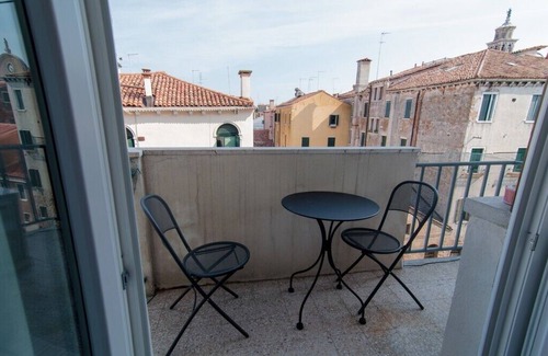 Dorsoduro Apartment | Stylish Canal View Apartment with Top-Rated Amenities