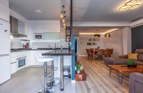 Central District Condo | Family-Friendly Apartment Near Alhambra with Spa & Hot Tub