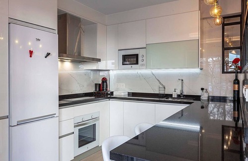 Central District Condo | Family-Friendly Apartment Near Alhambra with Spa & Hot Tub