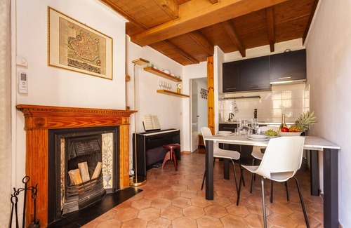 Carrobbio Apartment | Chic Apartment in Historic Building Near the Duomo