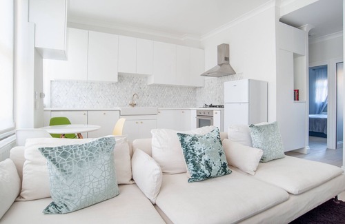 Addison Apartment | Stylish Apartment with Spa and Kitchen in Kensington Olympia