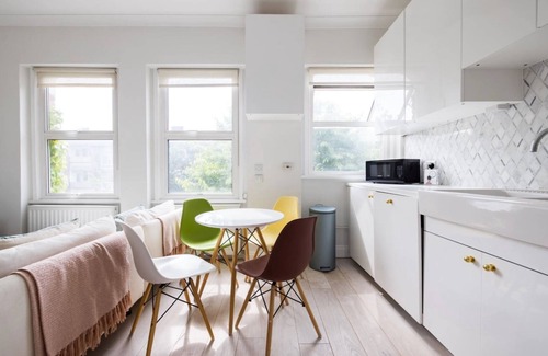 Addison Apartment | Stylish Apartment with Spa and Kitchen in Kensington Olympia
