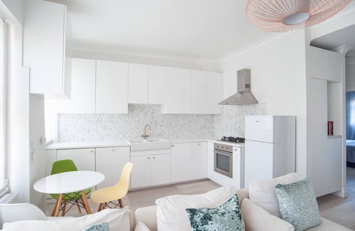 Addison Apartment | Stylish Apartment with Spa and Kitchen in Kensington Olympia