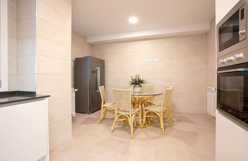 Cortes Apartment | Stylish Apartment Steps from Museum Thyssen - Madrazo IV