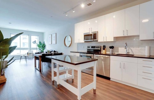 Jefferson Manor Apartment | Modern Condo with Top Amenities in Alexandria