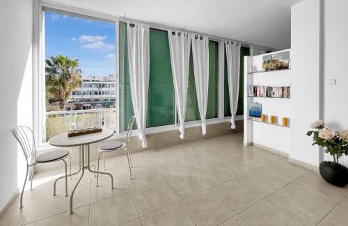 Herzliya Pituach Apartment | Beachside Apartment with Oceanfront Views for Families