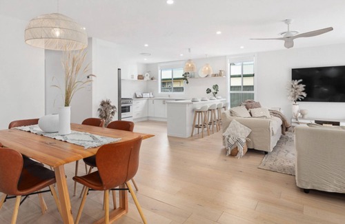 Tomakin House | Elegant Beachside Retreat with Oceanfront Spa Amenities