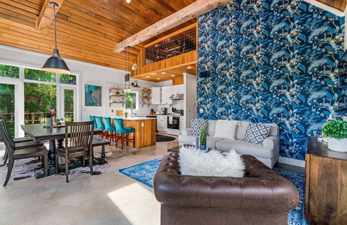 Kyle Cabin | Charming Birdhouse Cabin with Heated Cowboy Pool & Breakfast