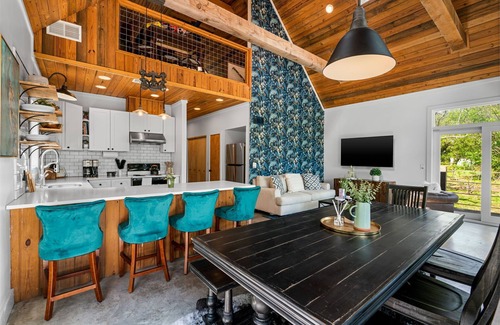 Kyle Cabin | Charming Birdhouse Cabin with Heated Cowboy Pool & Breakfast
