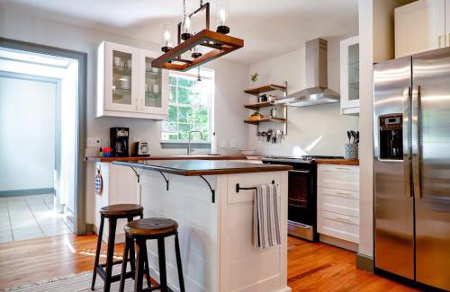 Earlewood House | Stylish Charleston Home - A 4-Star Experience Awaits