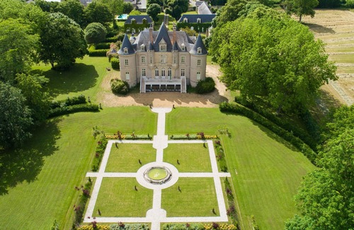 Vallon-sur-Gee Cottage | Elegant Gite Vallon-sur-Gée with Pool & Spa Amenities