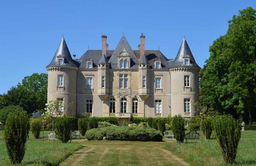 Vallon-sur-Gee Cottage | Elegant Gite Vallon-sur-Gée with Pool & Spa Amenities