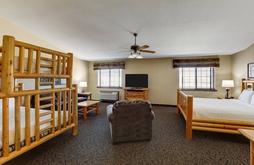 Columbia Hotel | Rustic Columbia Retreat with Heated Pool & Pet-Friendly Suites