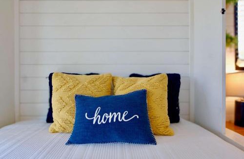 Waco House | Stylish Tiny House in Yellow & Blue with 9.3/10 Rating