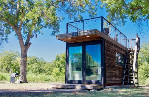 Waco House | Stylish Tiny House in Yellow & Blue with 9.3/10 Rating