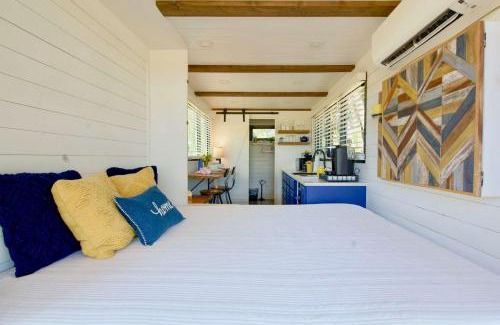 Waco House | Stylish Tiny House in Yellow & Blue with 9.3/10 Rating