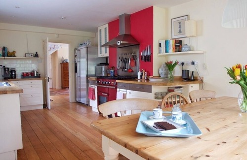 Cranbrook House | Family Retreat with Pool near Sissinghurst & Bodiam Castle