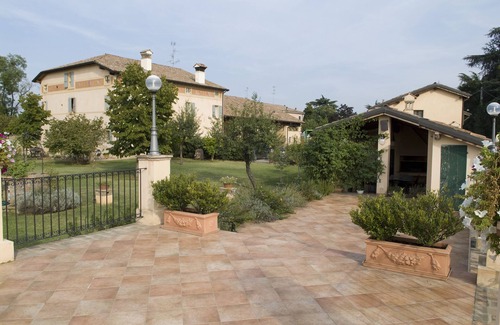 Barco House | Idyllic Country House with Pool in Matilda of Canossa