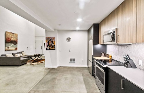 Downtown Apartment | Ideal Retreat in Downtown Redmond with Spa & Pet-Friendly Perks