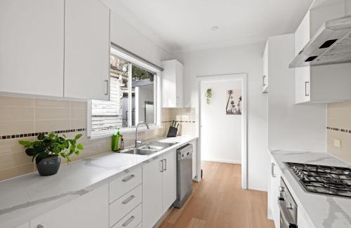 Botany House | Elegant Double Room at Botany - Mins to Airport - Shared Bathroom