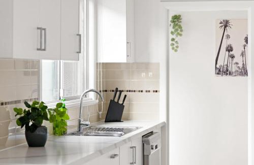 Botany House | Elegant Double Room at Botany - Mins to Airport - Shared Bathroom