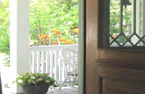 South French Broad House | Stylish Downtown Asheville Getaway Near River Arts District