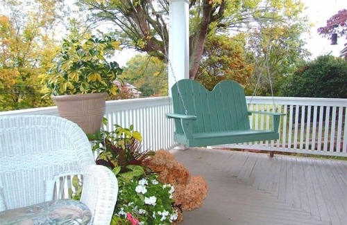 South French Broad House | Stylish Downtown Asheville Getaway Near River Arts District
