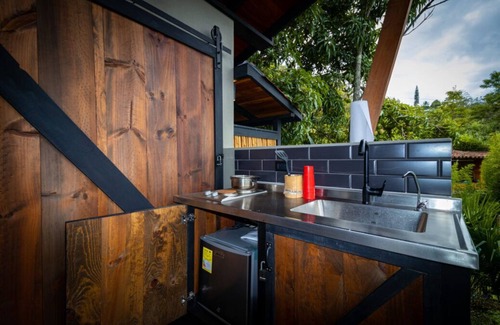 Barbosa Cabin | Elegant Eco Cabin: Jacuzzi, Nature, and Waterfalls.