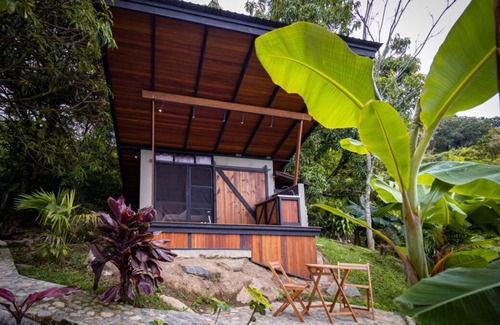 Barbosa Cabin | Elegant Eco Cabin: Jacuzzi, Nature, and Waterfalls.