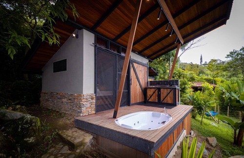 Barbosa Cabin | Elegant Eco Cabin: Jacuzzi, Nature, and Waterfalls.