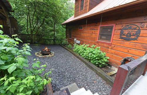 Hidden Lake Apartment | Elegant Escape-Cherry Log GA
