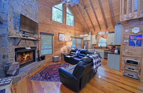 Cherry Log Cabin | Cozy Executive Log Cabin with Firepit and Free Wifi