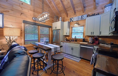 Cherry Log Cabin | Cozy Executive Log Cabin with Firepit and Free Wifi