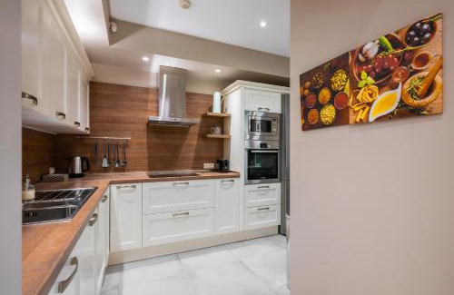 Oborishte Apartment | Prime Hotel Getaway: Pet & Child Friendly in City Center