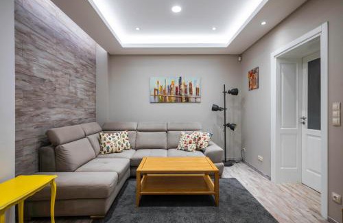 Oborishte Apartment | Prime Hotel Getaway: Pet & Child Friendly in City Center