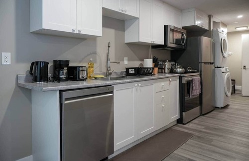 Regina House | Elegant Family Suite by Stadium, Airport, Shopping
