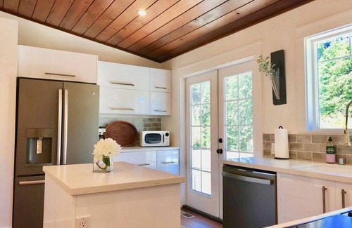 Fort Bragg House | Idyllic Farmhouse Cottage Amidst Scenic Apple Orchards
