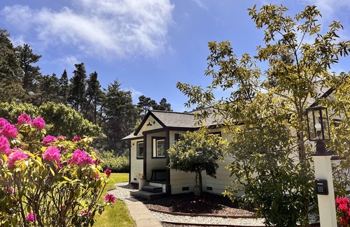 Fort Bragg House | Idyllic Farmhouse Cottage Amidst Scenic Apple Orchards