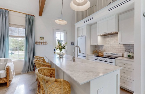 Brenham Cottage | Charming Farmhouse-Style Cottage with Spa & Kitchen Amenities