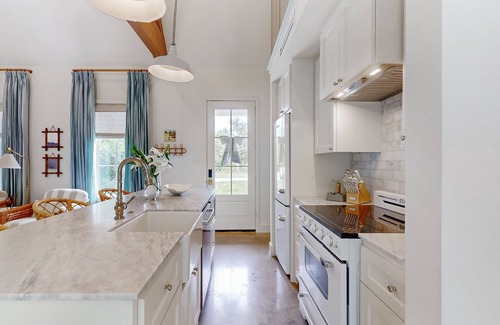 Brenham Cottage | Charming Farmhouse-Style Cottage with Spa & Kitchen Amenities
