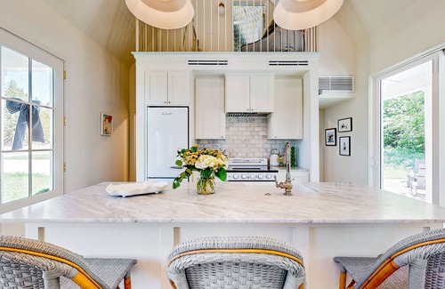 Brenham Cottage | Charming Farmhouse-Style Cottage with Spa & Loft Retreat