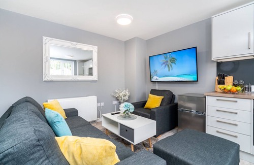 Amesbury Apartment | Stylish Flat with Smart TVs & Free Parking in Amesbury