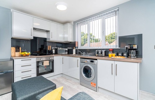 Amesbury Apartment | Stylish Flat with Smart TVs & Free Parking in Amesbury