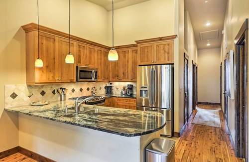 Frisco Condo | Elegant Frisco Condo with Private Hot Tub & Scenic Views