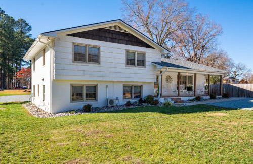 Durham House | Elegant 5BR Retreat Near Duke - Pet and Child Friendly
