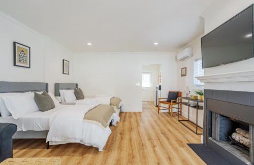Sherman Oaks House | Stylish Guest Unit with Hot Tub and Ocean View Near Universal