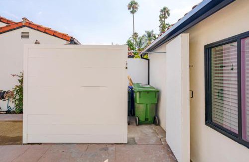 Sherman Oaks House | Stylish Guest Unit with Hot Tub and Ocean View Near Universal