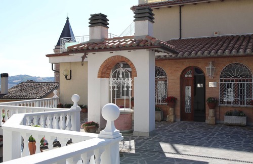 Gualdo Tadino House | Charming Guesthouse with Ocean View in Historic Center