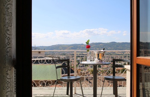 Gualdo Tadino House | Charming Guesthouse with Ocean View in Historic Center