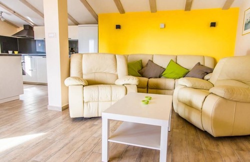 Fazana House | Beautiful Holiday Home Steps from the Beach with Ocean View